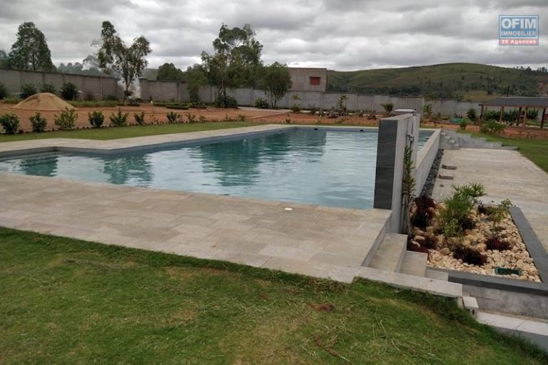 A vendre tr&egrave;s grande propri&eacute;t&eacute; de 8000 m2 au bord de la RN4( andakana). Contact Mr Jacky