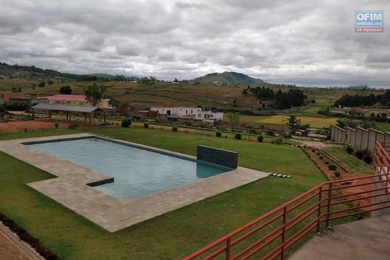 A vendre tr&egrave;s grande propri&eacute;t&eacute; de 8000 m2 au bord de la RN4( andakana). Contact Mr Jacky