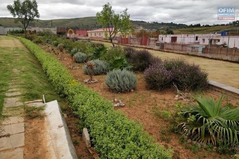 A vendre très grande propriété de 8000 m2 au bord de la RN4( andakana). Contact Mr Jacky 034 02 443 04