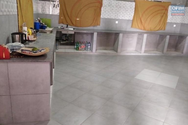 A vendre tr&egrave;s grande propri&eacute;t&eacute; de 8000 m2 au bord de la RN4( andakana). Contact Mr Jacky