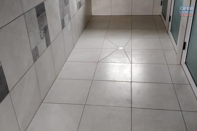 A vendre très grande propriété de 8000 m2 au bord de la RN4( andakana). Contact Mr Jacky 034 02 443 04