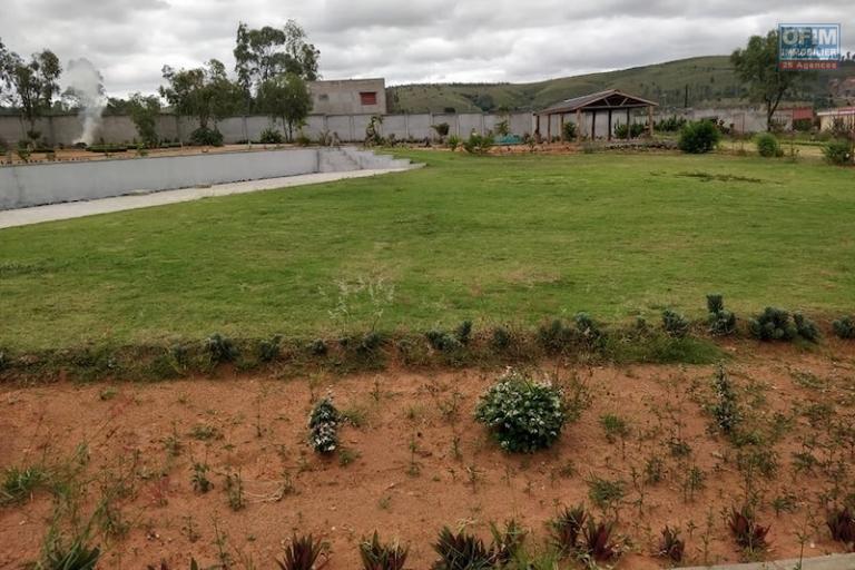 A vendre très grande propriété de 8000 m2 au bord de la RN4( andakana). Contact Mr Jacky 034 02 443 04