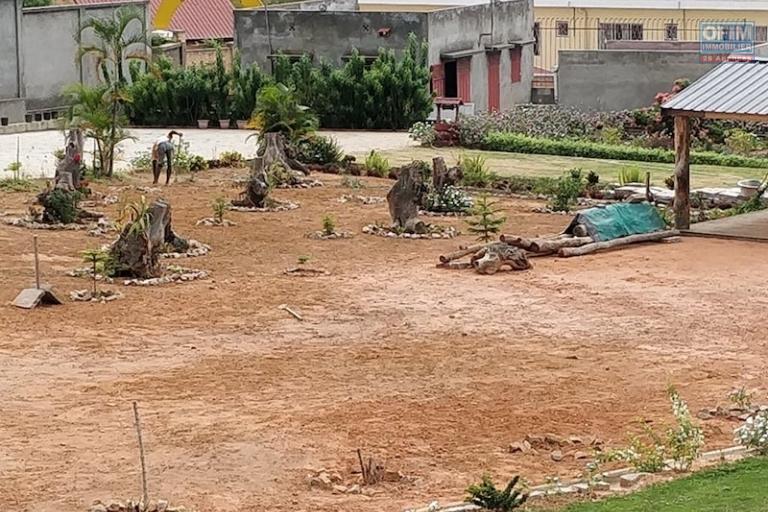 A vendre tr&egrave;s grande propri&eacute;t&eacute; de 8000 m2 au bord de la RN4( andakana). Contact Mr Jacky