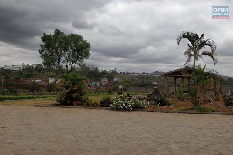 A vendre tr&egrave;s grande propri&eacute;t&eacute; de 8000 m2 au bord de la RN4( andakana). Contact Mr Jacky