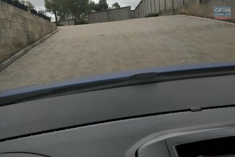 A vendre très grande propriété de 8000 m2 au bord de la RN4( andakana). Contact Mr Jacky 034 02 443 04