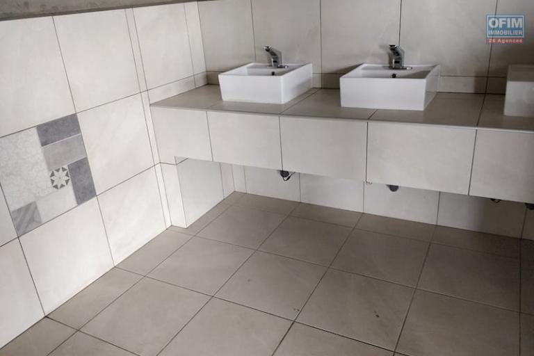 A vendre tr&egrave;s grande propri&eacute;t&eacute; de 8000 m2 au bord de la RN4( andakana). Contact Mr Jacky