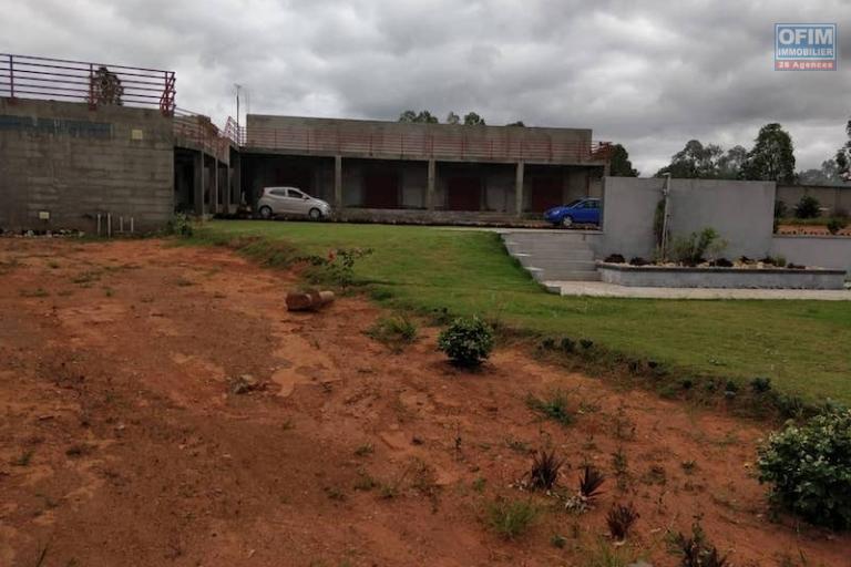 A vendre très grande propriété de 8000 m2 au bord de la RN4( andakana). Contact Mr Jacky 034 02 443 04