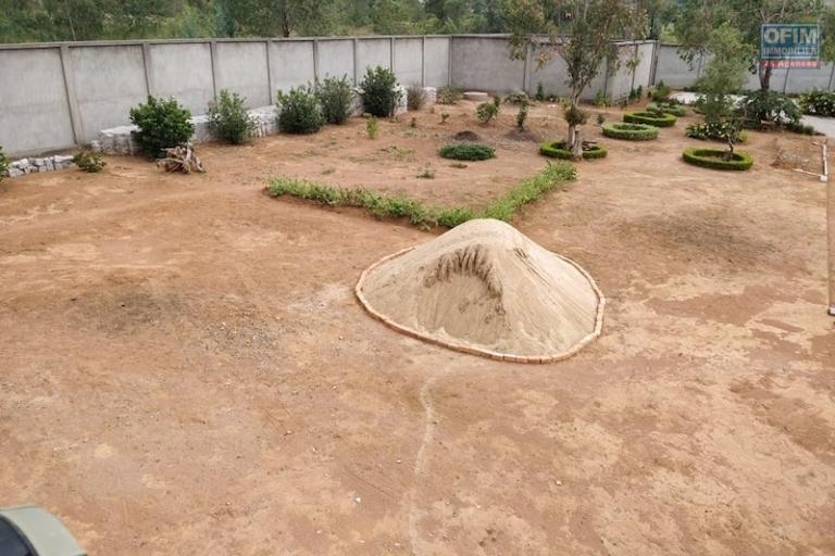 A vendre très grande propriété de 8000 m2 au bord de la RN4( andakana). Contact Mr Jacky 034 02 443 04