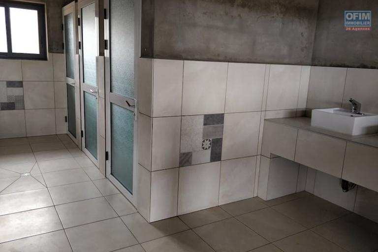 A vendre tr&egrave;s grande propri&eacute;t&eacute; de 8000 m2 au bord de la RN4( andakana). Contact Mr Jacky