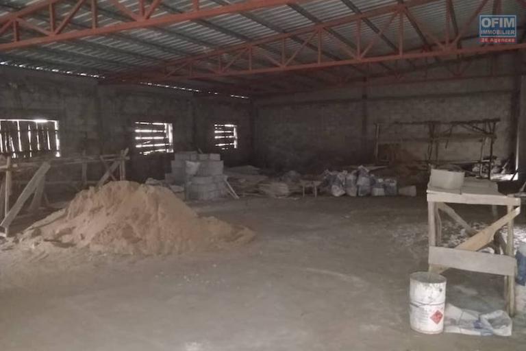 A vendre tr&egrave;s grande propri&eacute;t&eacute; de 8000 m2 au bord de la RN4( andakana). Contact Mr Jacky