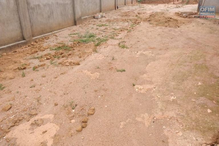 A vendre tr&egrave;s grande propri&eacute;t&eacute; de 8000 m2 au bord de la RN4( andakana). Contact Mr Jacky