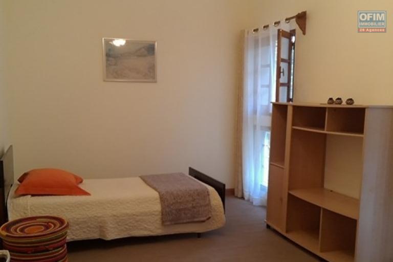 OFIM vous offre une villa basse divisée en deux appartements T4 indépendants et meublés dans une résidence sécurisée 24/24 - Chambre2