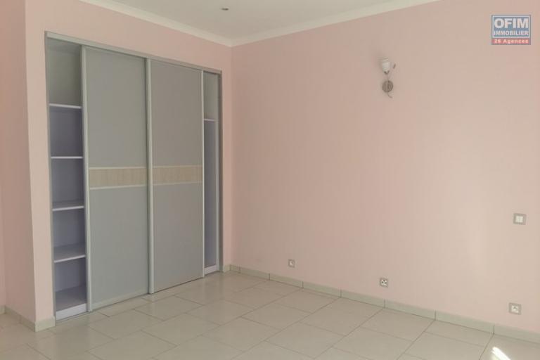 OFIM vous propose un appartement T4 dans une quartier résidentiel Ivandry Ambodivoanjo et sécurisée 24h/24.LOUE - Chambre2