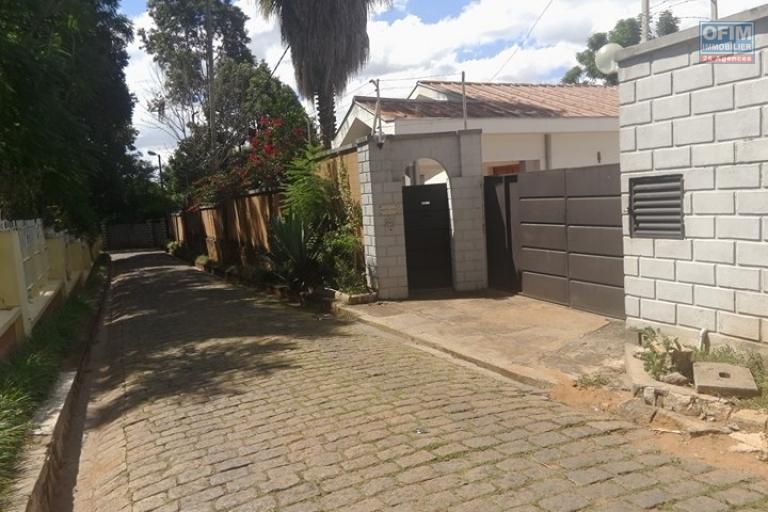 Une villa basse F7 à louer dans un quartier résidentiel Ivandry, près du station Jovena