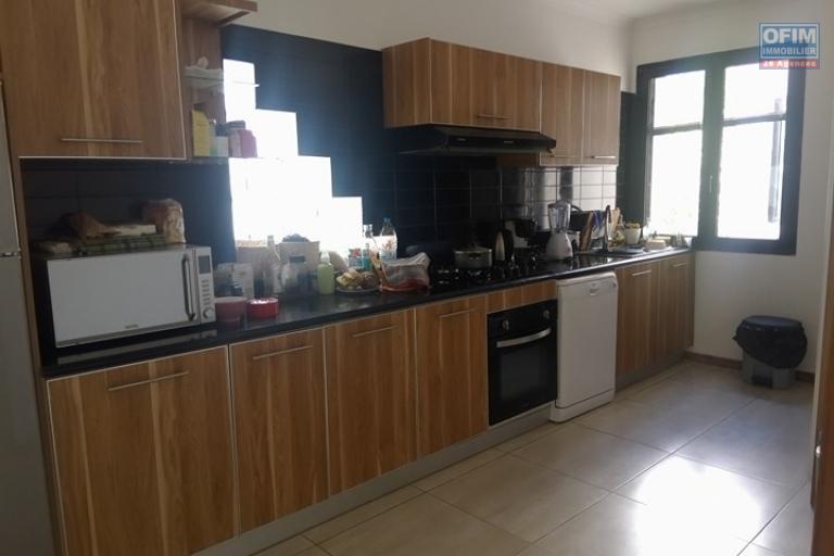 OFIM vous offre un appartement T4 meublé à Ivandry Ambodivoanjo dans une résidence sécurisée et calme.LOUE - Cuisine équipée