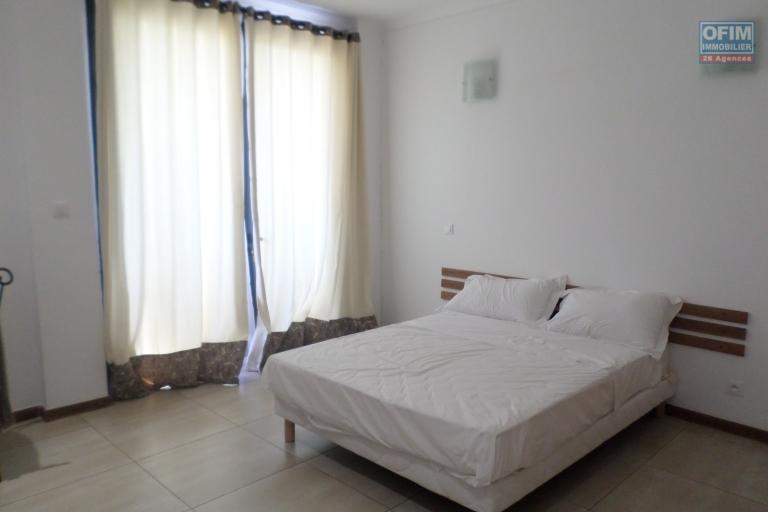 OFIM vous offre un appartement T4 meublé à Ivandry Ambodivoanjo dans une résidence sécurisée et calme.LOUE - Chambre2