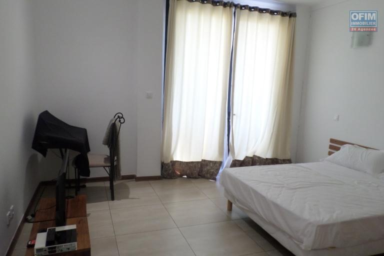 OFIM vous offre un appartement T4 meublé à Ivandry Ambodivoanjo dans une résidence sécurisée et calme.LOUE - Chambre2