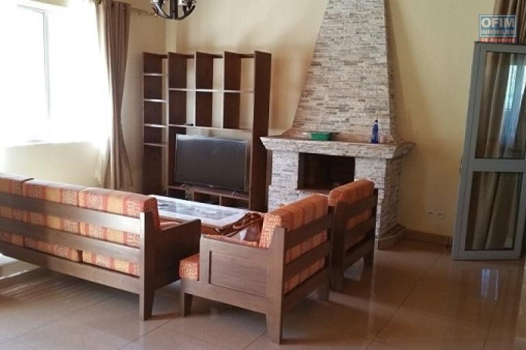 A louer une belle villa meublée à étage de type F7 dans une résidence hautement sécurisée sis à Mandrosoa Ivato à 5 minutes de l'école vision valley (NON DISPONIBLE)
