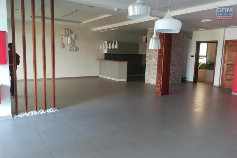 OFIM met en location des appartements T5 de plus de 200m2 dans une résidence calme et sécurisée H24 sur ambatobe à deux pas du lycée français - Non meublé