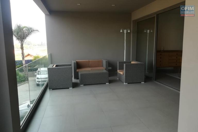OFIM met en location des appartements T5 de plus de 200m2 dans une résidence calme et sécurisée H24 sur ambatobe à deux pas du lycée français - Terrasse fermée