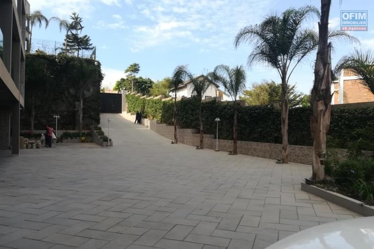 OFIM met en location des appartements T5 de plus de 200m2 dans une résidence calme et sécurisée H24 sur ambatobe à deux pas du lycée français - Parking