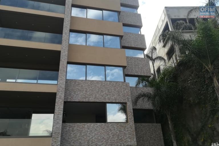 OFIM met en location des appartements T5 de plus de 200m2 dans une résidence calme et sécurisée H24 sur ambatobe à deux pas du lycée français - Façade