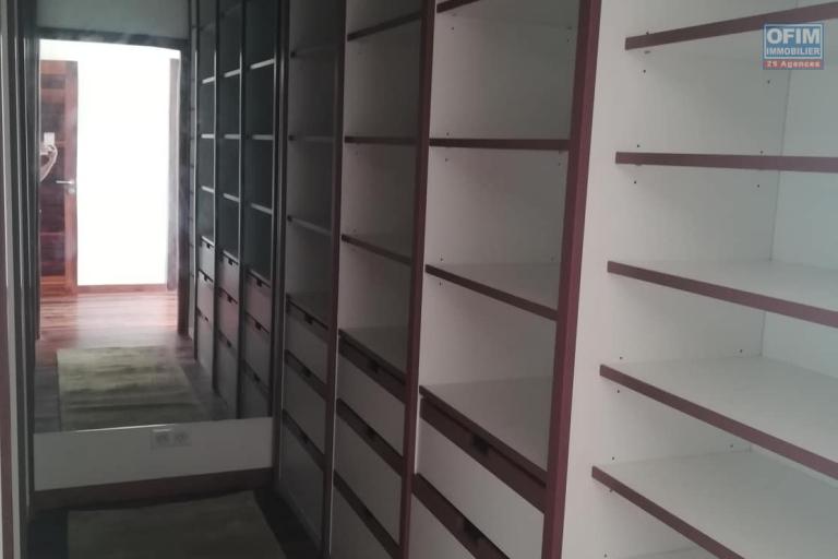OFIM met en location des appartements T5 de plus de 200m2 dans une résidence calme et sécurisée H24 sur ambatobe à deux pas du lycée français - Dressing