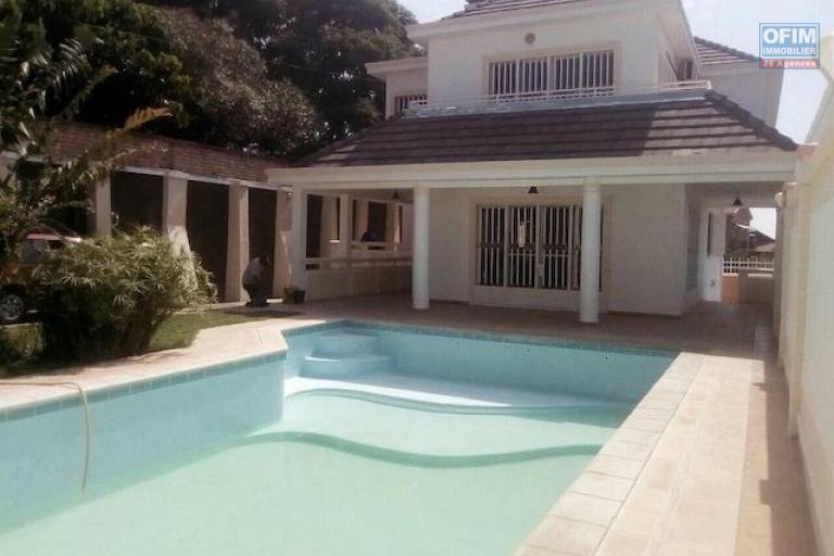 A louer une belle villa à étage F5 avec piscine proche du lycée français à Ambatobe (NON DISPONIBLE)