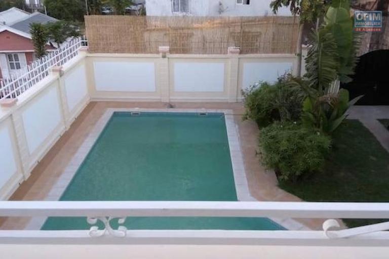 A louer une belle villa à étage F5 avec piscine proche du lycée français à Ambatobe