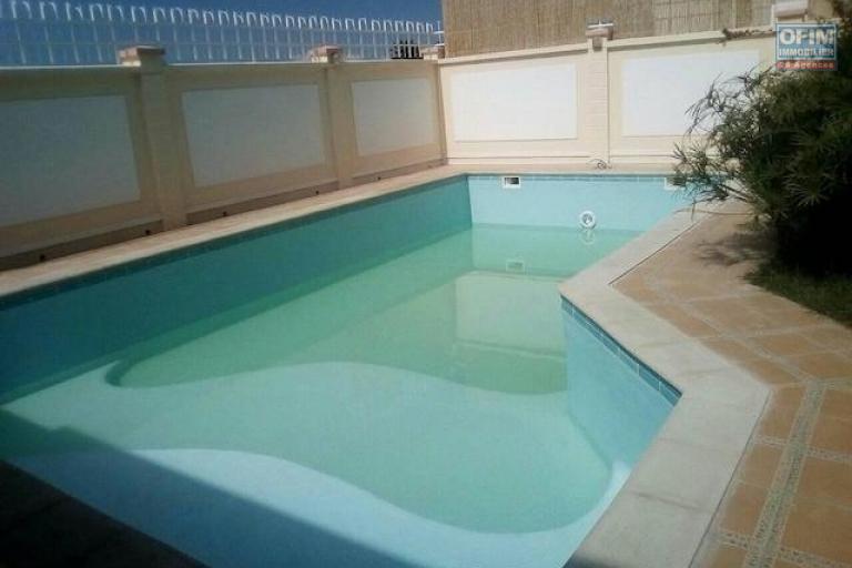 A louer une belle villa à étage F5 avec piscine proche du lycée français à Ambatobe