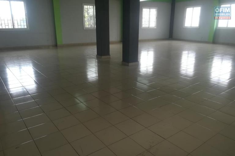 OFIM met à la location deux locales de 230m2 et 60m2 à usage commercial ou bureautique ou stockage selon l'usage du client qui se trouve au BDR d'Antanimora