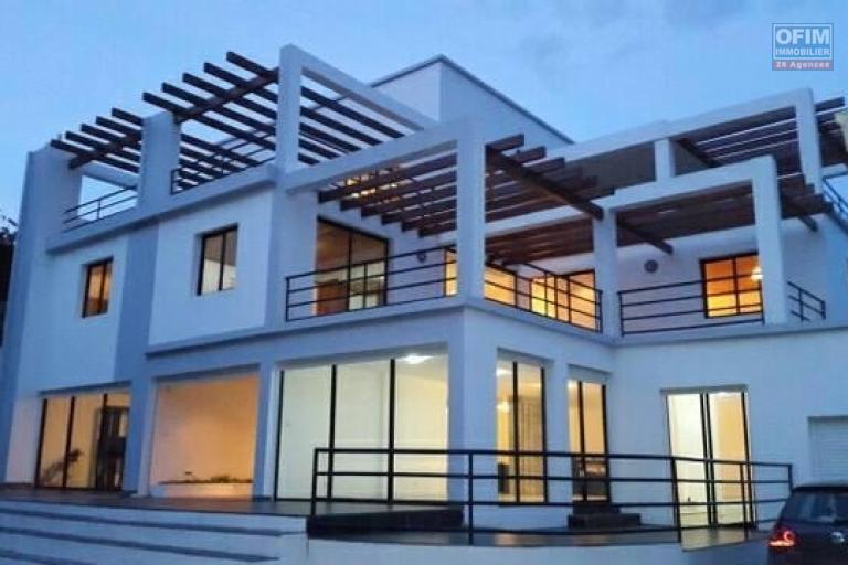 A louer une belle villa à étage F5 neuve dans un quartier calme à Ambohijanahary