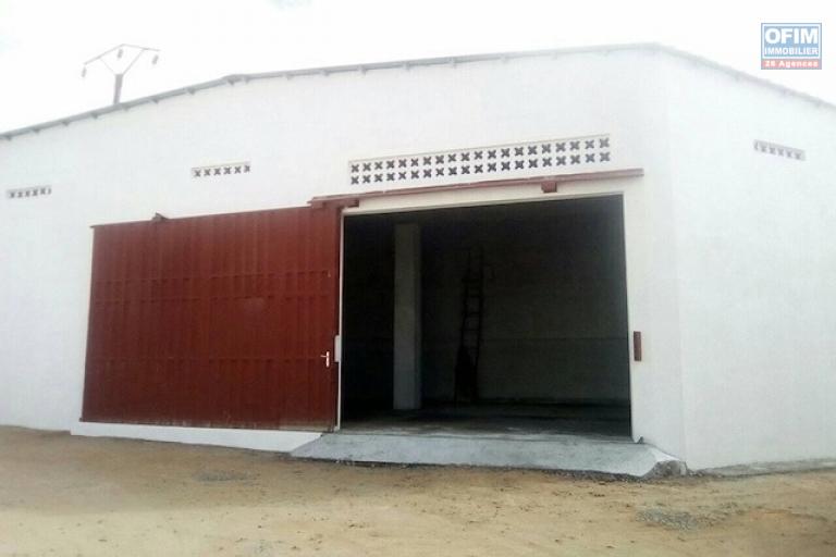 A louer un entrepôt de 300m2 et 1000m2  au bord de route à Ivato