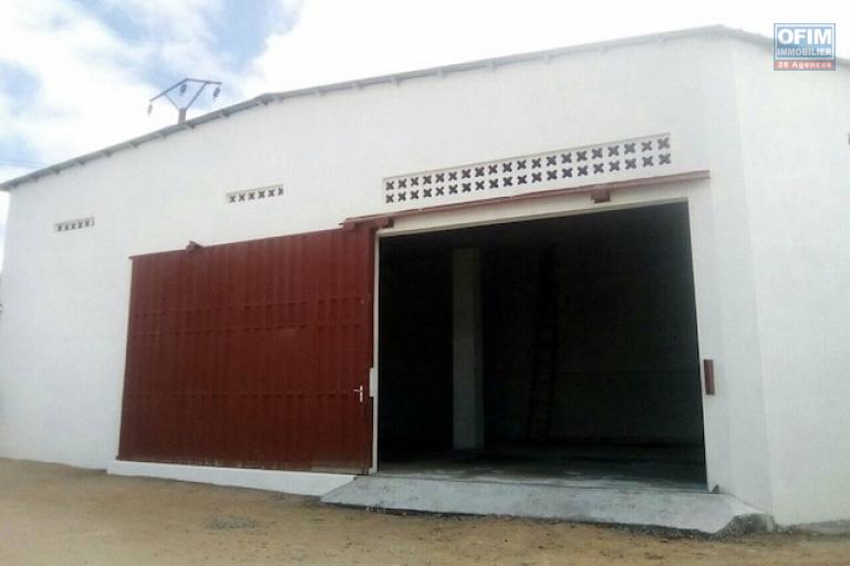 A louer un entrepôt de 300m2 et 1000m2  au bord de route à Ivato