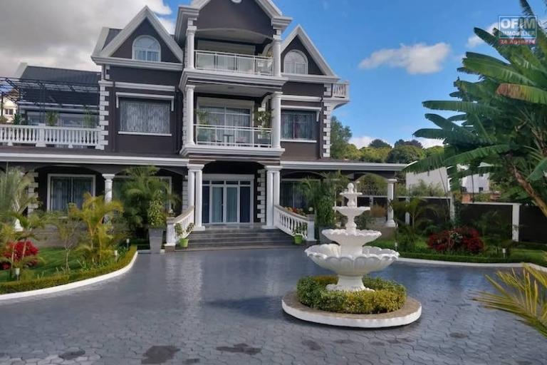 vente grande villa F8 de standing avec piscine  dans une propriété de 4100M2