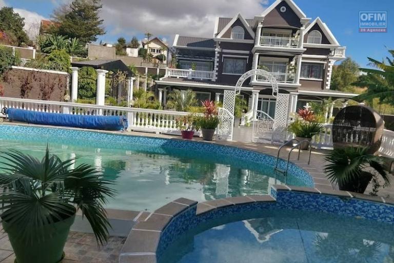 vente grande villa F8 de standing avec piscine  dans une propriété de 4100M2