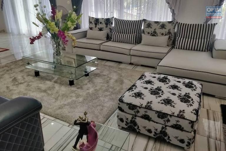 Vente grande villa F8 de standing avec piscine  dans une propri&eacute;t&eacute; de 4100M2. Contact Mr Jacky