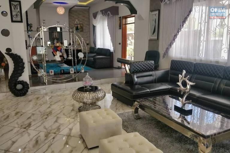 Vente grande villa F8 de standing avec piscine  dans une propri&eacute;t&eacute; de 4100M2. Contact Mr Jacky