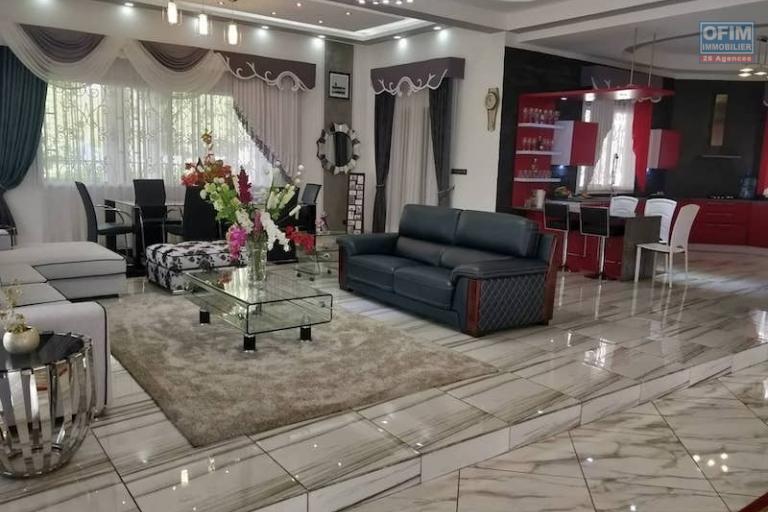 Vente grande villa F8 de standing avec piscine  dans une propri&eacute;t&eacute; de 4100M2. Contact Mr Jacky 034 02 443 04