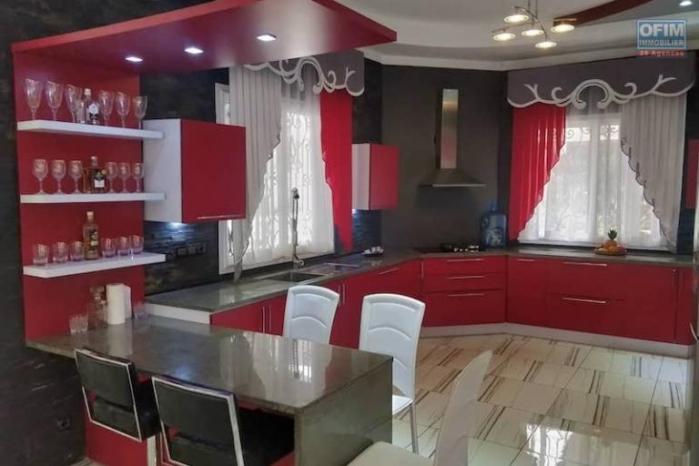 Vente grande villa F8 de standing avec piscine  dans une propri&eacute;t&eacute; de 4100M2. Contact Mr Jacky 034 02 443 04