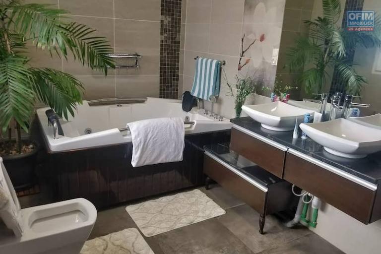 Vente grande villa F8 de standing avec piscine  dans une propri&eacute;t&eacute; de 4100M2. Contact Mr Jacky 034 02 443 04