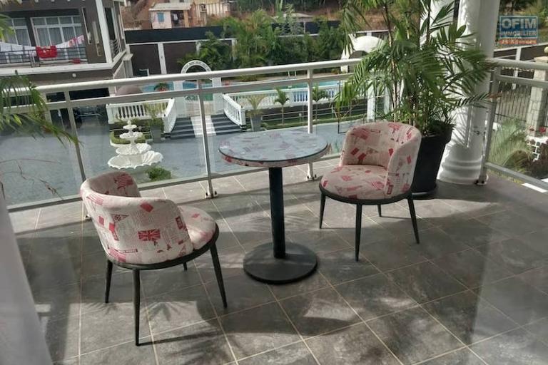 Vente grande villa F8 de standing avec piscine  dans une propri&eacute;t&eacute; de 4100M2. Contact Mr Jacky