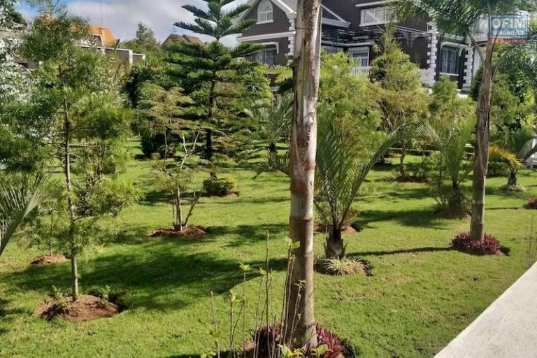 Vente grande villa F8 de standing avec piscine  dans une propri&eacute;t&eacute; de 4100M2. Contact Mr Jacky