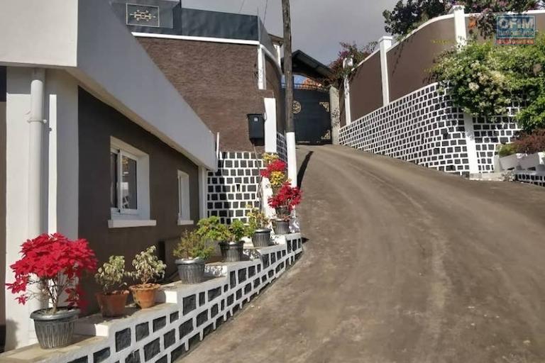 Vente grande villa F8 de standing avec piscine  dans une propri&eacute;t&eacute; de 4100M2. Contact Mr Jacky