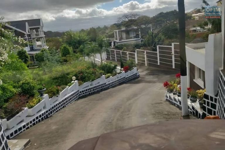 Vente grande villa F8 de standing avec piscine  dans une propri&eacute;t&eacute; de 4100M2. Contact Mr Jacky