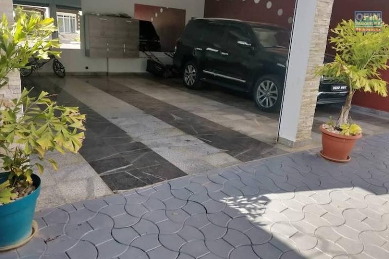 Vente grande villa F8 de standing avec piscine  dans une propri&eacute;t&eacute; de 4100M2. Contact Mr Jacky 034 02 443 04