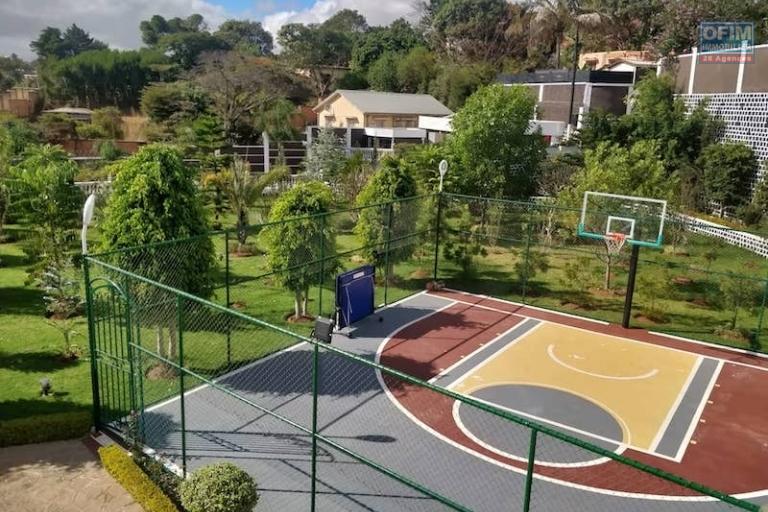 Vente grande villa F8 de standing avec piscine  dans une propri&eacute;t&eacute; de 4100M2. Contact Mr Jacky