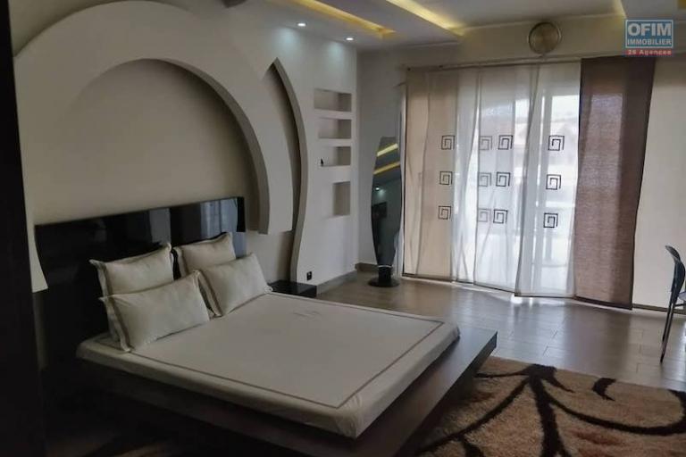 Vente grande villa F8 de standing avec piscine  dans une propri&eacute;t&eacute; de 4100M2. Contact Mr Jacky