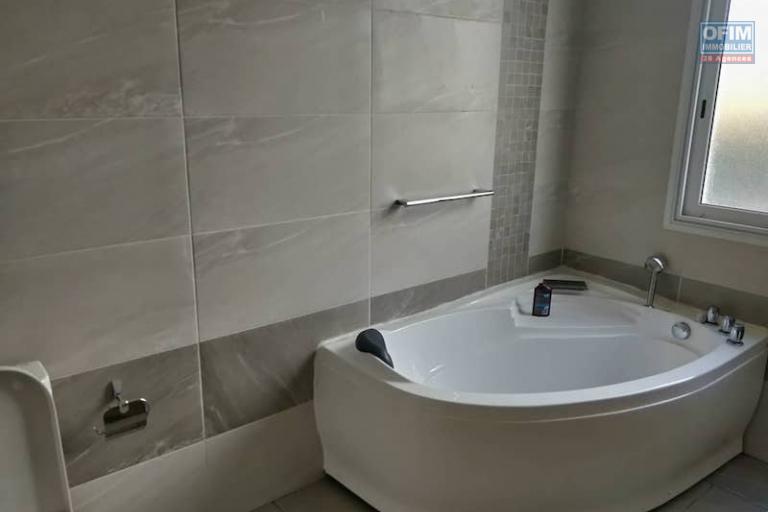 Vente grande villa F8 de standing avec piscine  dans une propri&eacute;t&eacute; de 4100M2. Contact Mr Jacky 034 02 443 04