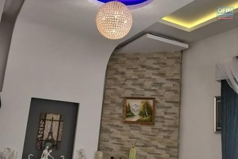 Vente grande villa F8 de standing avec piscine  dans une propri&eacute;t&eacute; de 4100M2. Contact Mr Jacky